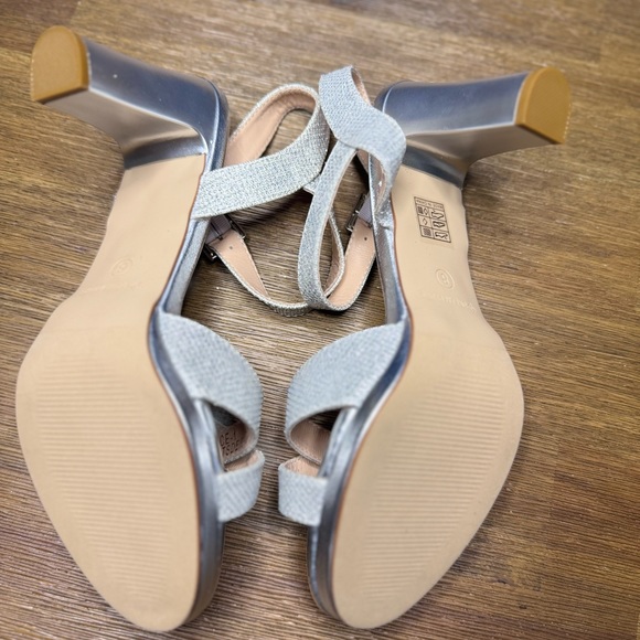 NWOT-Silver strappy sandals with chunky heel. - Picture 3 of 4